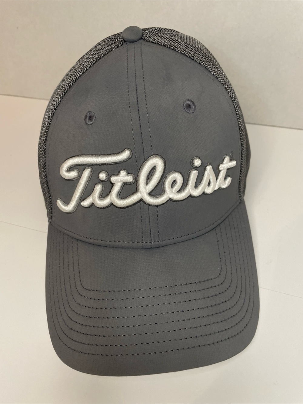 Titleist Hat Cap Fitted Mens M/L Gray Mesh Trucker PGA 2019 Performance Golf